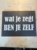 Afbeeldingen van Mancave metalen bord met aangeklonken ophangbeugels en omgevouwen velsrand.