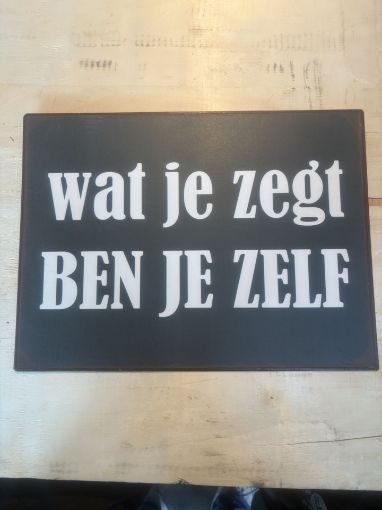Afbeeldingen van Mancave metalen bord met aangeklonken ophangbeugels en omgevouwen velsrand.
